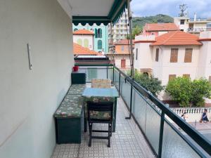 een balkon met een tafel en stoelen op een balkon bij Casa Francy - Taggia in Arma di Taggia