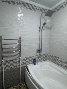 Ένα μπάνιο στο Bukhara Lux apartment