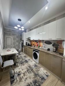 Η κουζίνα ή μικρή κουζίνα στο Bukhara Lux apartment