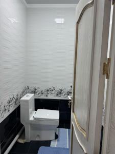 Ένα μπάνιο στο Bukhara Lux apartment