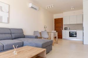 una sala de estar con un sofá y una mesa en Phaedrus Living Seaside Thalassa Cretan 103, en Módhion