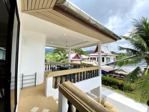 Balkoni atau teres di Kamala - Chonlada Holiday Home 2 BR Residence