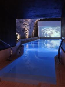 Sky High Luxury Apartment in Mercury Towers with Infinite Seaviewsの敷地内または近くにあるプール