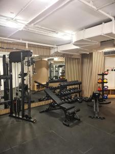 Sky High Luxury Apartment in Mercury Towers with Infinite Seaviewsにあるフィットネスセンターまたはフィットネス設備