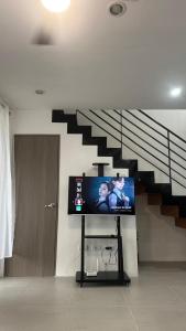 Μια τηλεόραση ή/και κέντρο ψυχαγωγίας στο Serenity Bliss Townhouse +29 φωτογραφίες