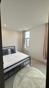 ein Schlafzimmer mit einem Bett, einem Teppich und einem Fenster in der Unterkunft Serenity Bliss Townhouse in Aga + 30 Fotos