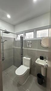 Ένα μπάνιο στο Serenity Bliss Townhouse