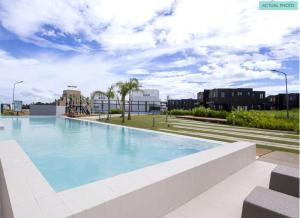 ein großes Schwimmbecken auf dem Dach eines Gebäudes in der Unterkunft Serenity Bliss Townhouse in Aga