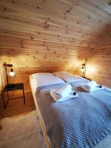 Postel nebo postele na pokoji v ubytování Sauna balia - Nowa Osada Domki przy plaży - całoroczne domki na Mazurach