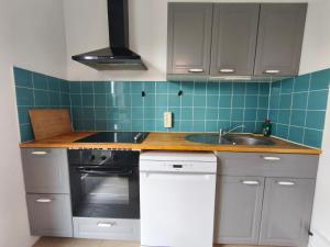 a kitchen with a sink and a stove at 3 Chambres Cosy Parking Gratuit Wifi 6 Personnes in Mont-Saint-Aignan +2 photos