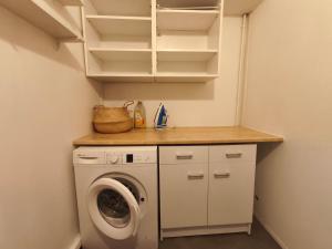a laundry room with a washer and dryer at 3 Chambres Cosy Parking Gratuit Wifi 6 Personnes in Mont-Saint-Aignan