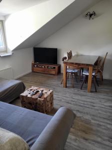 un salon avec une table et une salle à manger dans l'établissement Apartment Soul with Free Parking, à Kranjska Gora