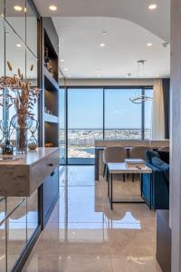 Galería fotográfica de Mercury Tower Skyline Apartment with Pool Access en St Julian's 56 fotos más