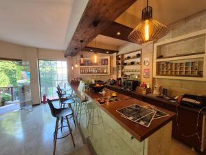 een keuken met een bar en barkrukken. bij Maritina Apartments in Ixia