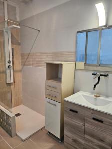 a bathroom with a sink and a shower at Habitacion en Casa compartida in Bellreguart +20 photos