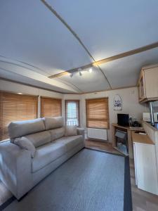 モライラにあるCamping Morairaのソファとキッチンのあるリビングルーム