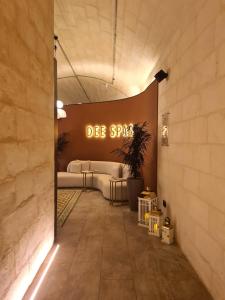 une pièce avec un panneau indiquant « die spyss » dans l'établissement Mercury Tower Apartment with Stunning Sea Views, à San Ġiljan