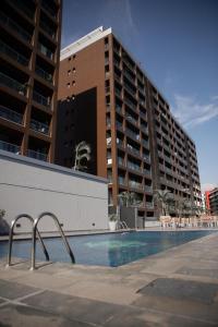 een zwembad voor een groot gebouw bij Elegant 2- bedroom in heart of Talatona in Belas