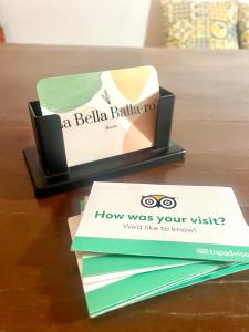 Dos cajas de correo sobre una mesa en La Bella Balla-rò Rooms, en Palermo