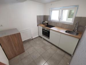 a small kitchen with a sink and a stove at Modernes Studio in Sonderheim-Germersheim in Germersheim