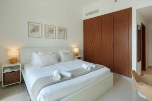 Postel nebo postele na pokoji v ubytování Plaza Residences - 2BR Apartment - Allsopp&Allsopp