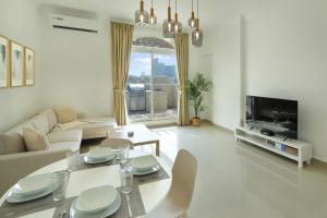 TV a/nebo společenská místnost v ubytování Plaza Residences - 2BR Apartment - Allsopp&Allsopp