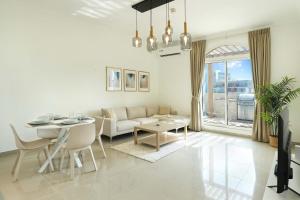 Posezení v ubytování Plaza Residences - 2BR Apartment - Allsopp&Allsopp