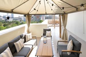Posezení v ubytování Plaza Residences - 2BR Apartment - Allsopp&Allsopp