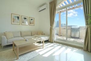 Posezení v ubytování Plaza Residences - 2BR Apartment - Allsopp&Allsopp