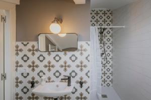 un baño con lavabo y espejo en El Romazal, en Nava de la Asunción 24 fotos más