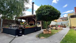 Vonkajšia záhrada v ubytovaní Relax Hotel Stork
