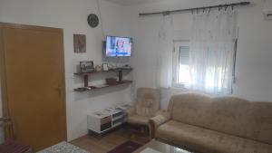 A television and/or entertainment centre at Apartmani Leonida 3 Trebinje