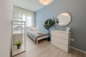 a bedroom with a bed and a mirror at Oasi Padova Comfort - WiFi Veloce & Free Parking in Padova