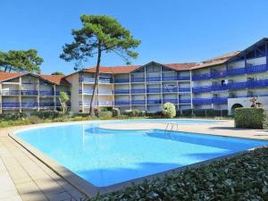 una piscina vacía frente a un edificio en T2 Mezzanine 4 Pers. Piscine Parking Soustons - FR-1-379-110, en Soustons