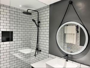 un bagno con lavandino e specchio di PROXY Plus Pangasinan a Alaminos