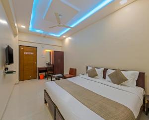 TV a/nebo společenská místnost v ubytování Hotel Anand Inn Residency Solapur