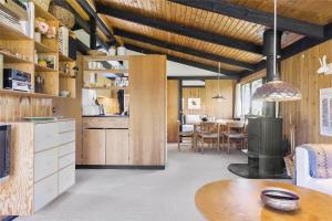 スタイにある1078-Stege-Kristtjornvej-33のキッチン、木製の壁と天井のダイニングルーム