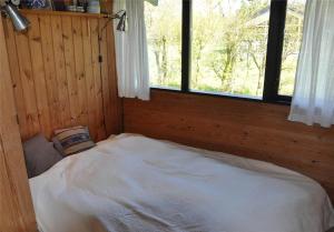 スタイにある1078-Stege-Kristtjornvej-33の窓のある部屋のベッド