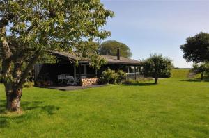 スタイにある1078-Stege-Kristtjornvej-33の緑の野原の真ん中にある家 +12枚の写真