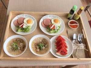 a tray with plates of food and bowls of food at DE VARIS KHAOKHO in Ban Non Na Yao