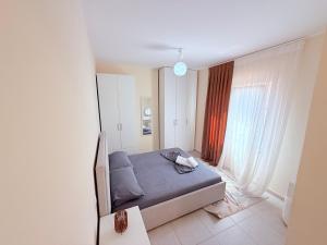 une chambre avec un lit et une fenêtre dans l'établissement Kraja Home, à Shkodër