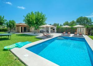 ein Swimmingpool in einem Hof mit Tisch und Stühlen in der Unterkunft Owl Booking Villa Divina - Luxury Retreat in Pollença