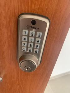 a close up of a door with a remote control at Apartamento Centro oeste aguas lindas in Macacos