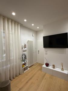 een woonkamer met een flatscreen-tv aan de muur bij Diletta Luxury Apartment in Senigallia +9 foto's