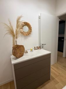 een badkamer met een aanrecht met een spiegel en een wastafel bij Diletta Luxury Apartment in Senigallia