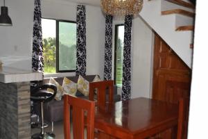 a dining room with a table and chairs at HTL Apartment in Aglalana