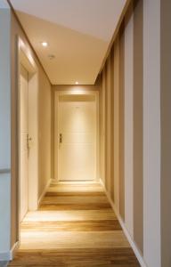 an empty corridor with a door in a building at Apart Hotel Garibaldi in Porto Alegre