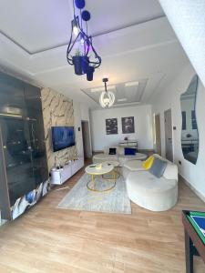 Μια τηλεόραση ή/και κέντρο ψυχαγωγίας στο Candy home
