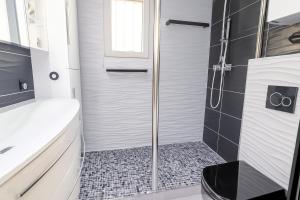 een badkamer met douche en toilet bij Stunning Renovated 1-Bedroom Breathtaking View in Beausoleil +8 foto's