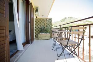un balcón con mesa y sillas. en Sikania Casa Diamond, en Messina